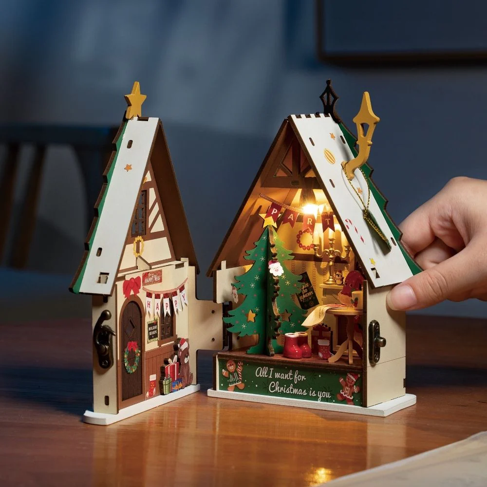 Miniature House - Twinkling Christmas House - Image 4